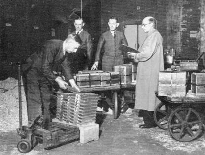 1940 22nd May Britain's Gold Reserves leave Bank of England for Martins HO MBM-AU46P26